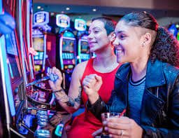 Tampilan layar aplikasi mobile bupatitogel dengan menu sportsbook, slot, dan live casino